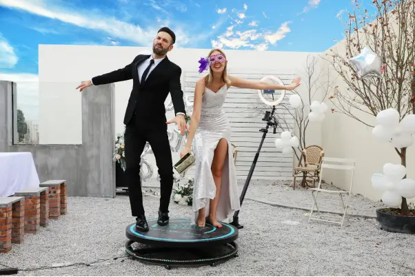 photobooth_couple_360