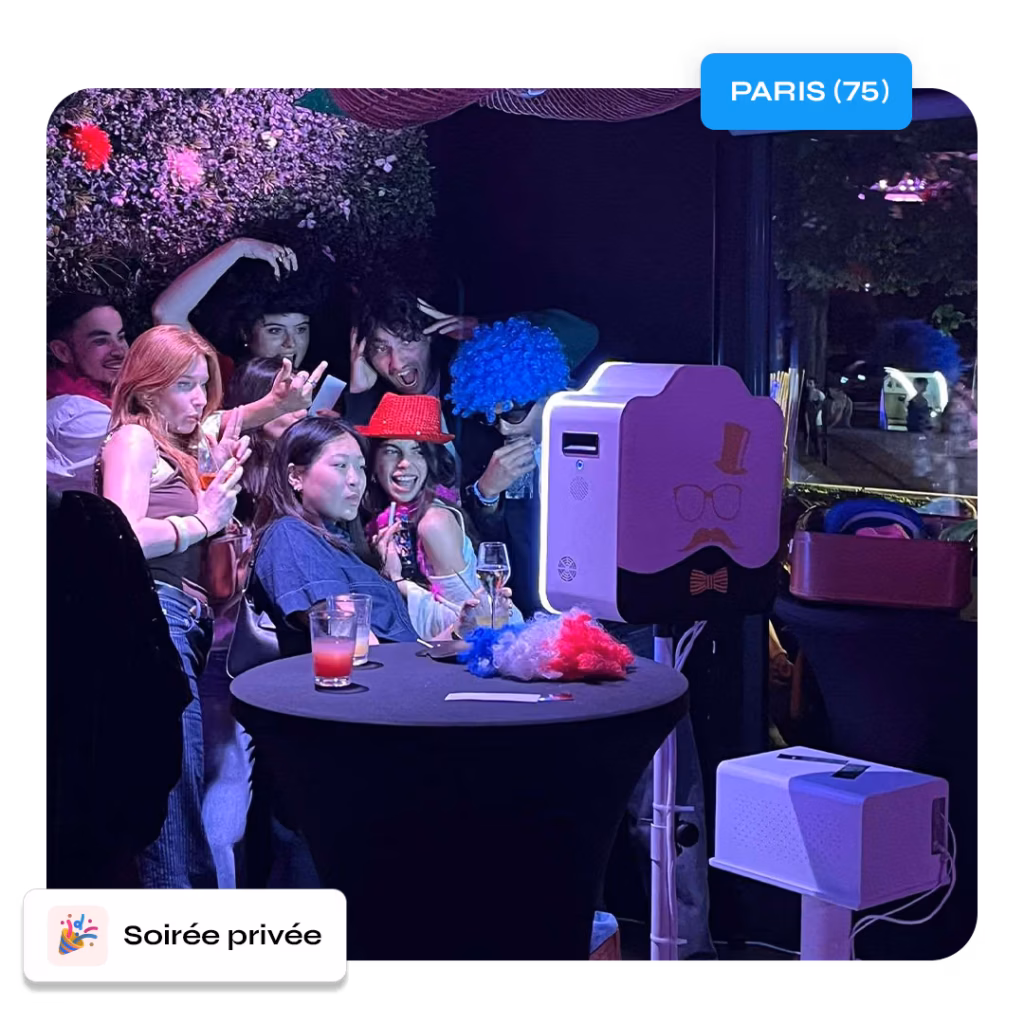 Invités posant devant une borne photo lors d'une soirée privée à Paris