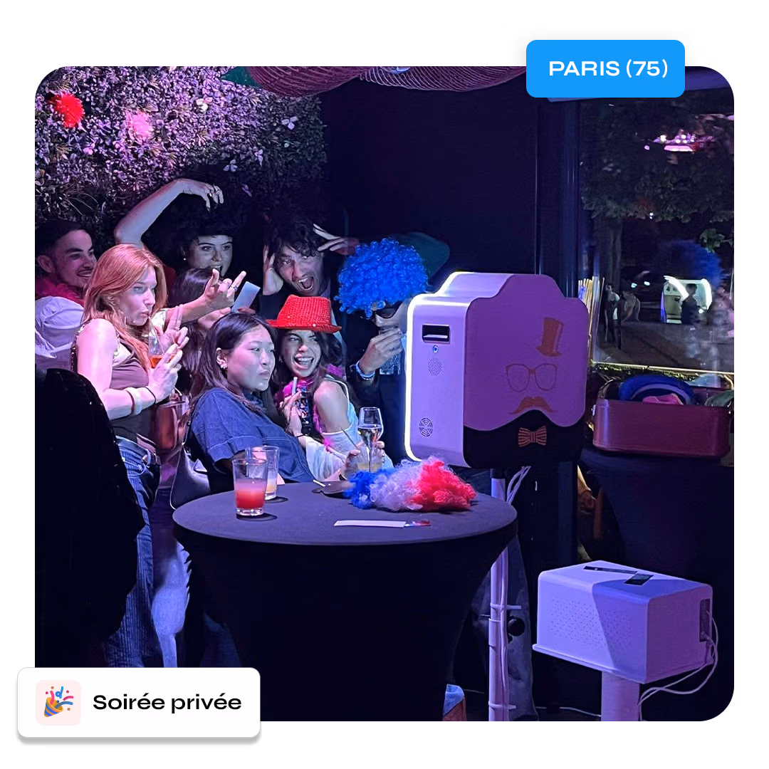 Invités posant devant une borne photo lors d'une soirée privée à Paris